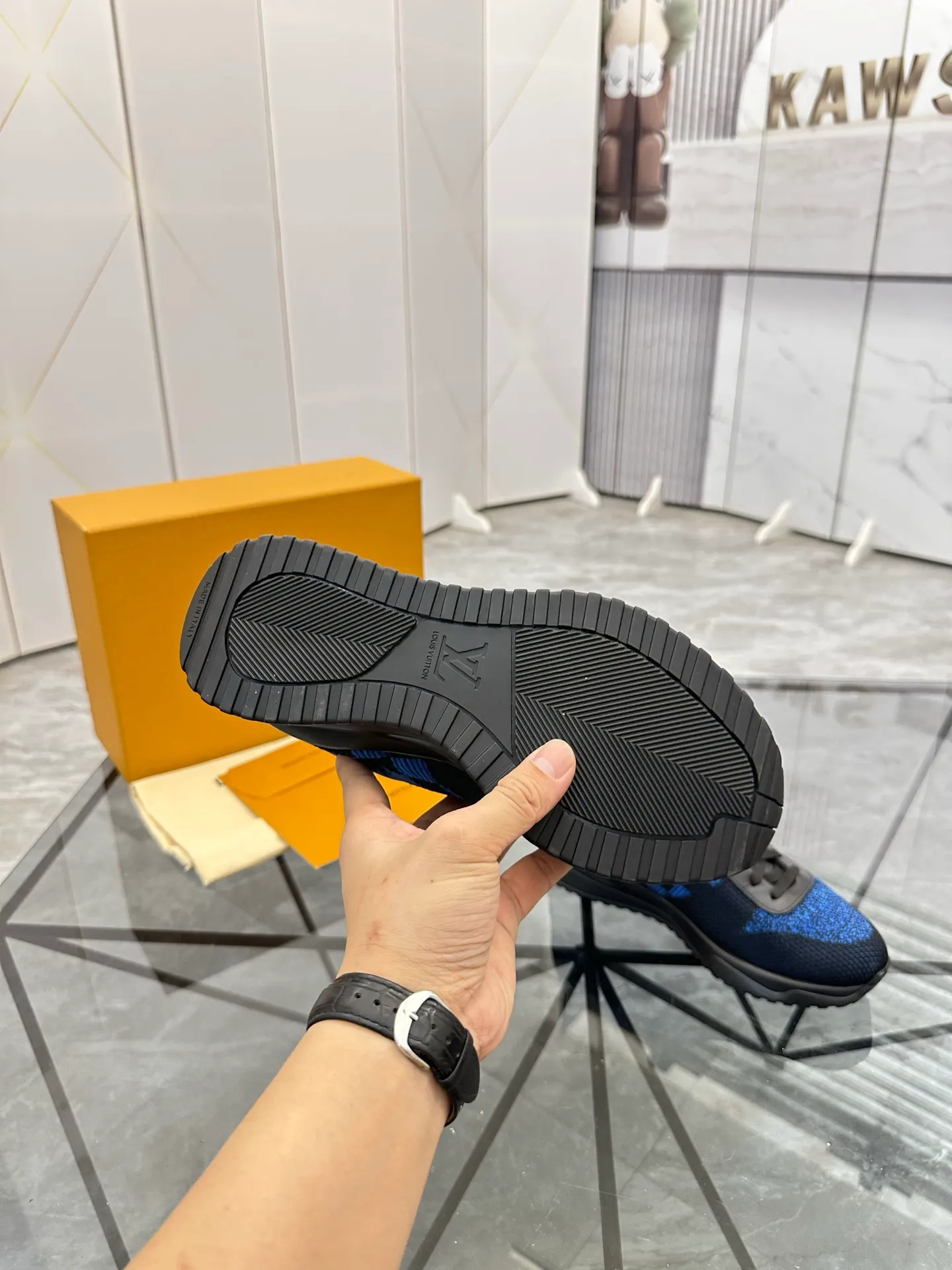 Men's shoes for sale💰: 💰P560¥ High-end quality Product trademark: LV* "Louis Vuitton*" low-top sneakers Regular size: 38-44 (can be customized to 45.46.) Product materials: imported breathable fly knit upper, breathable lining, original raw rubber translucent combination outsole. Number: 2068